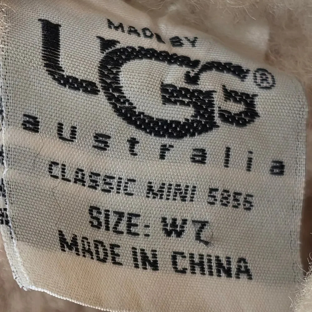 UGG AUSTRALIA RARE CLASSIC MINI 5856 